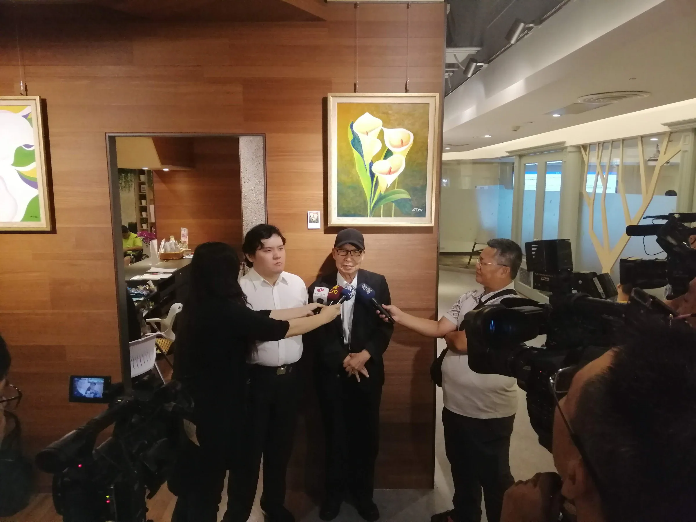 World of Flowers — Howard Plaza Hotel — 18